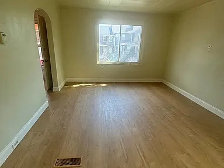 101 Center St — Photo 3