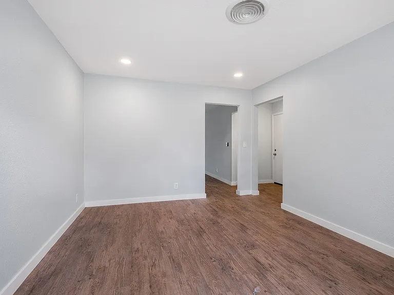 5504 Coventry Ln — Photo 3