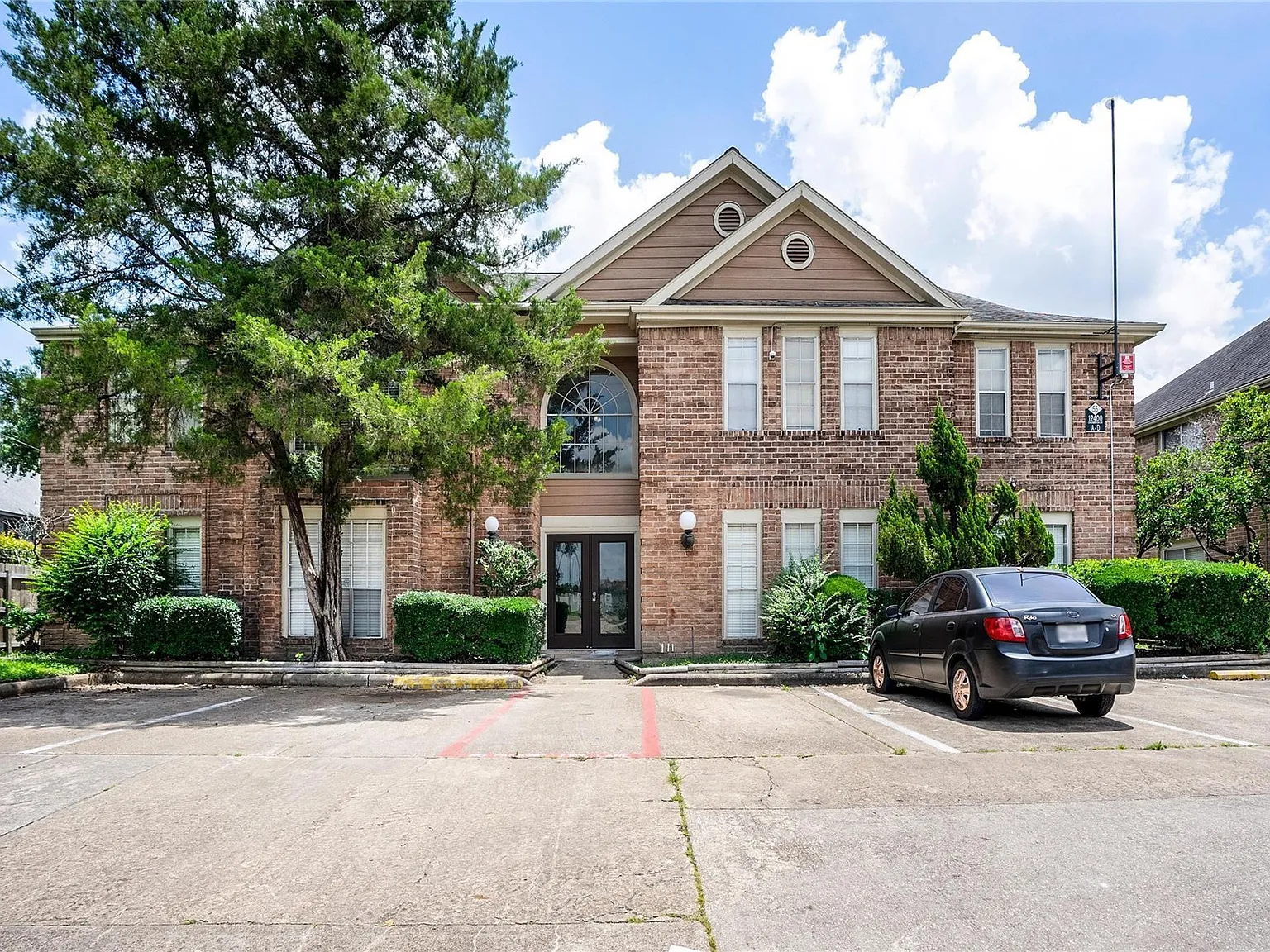 2 bed, 2.0 bath, 1157 sqft, $1,299 — Photo 2