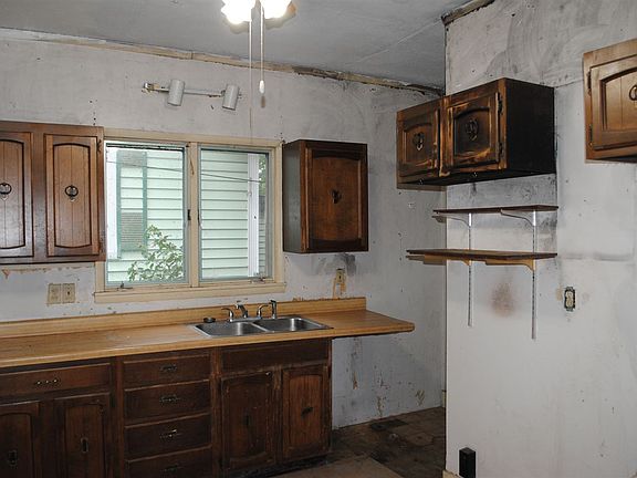 5th image of 320 N Main St