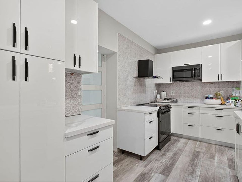 1st image of 11910 Glenmore Dr #3