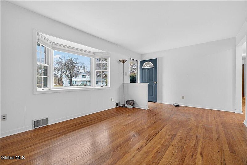5th image of 15 Cornelia Avenue