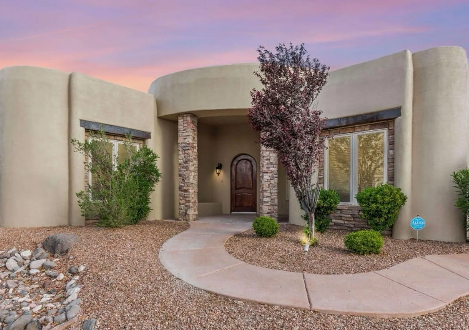Luxury 4-Bedroom Home with Mountain Views and 3-Car Garage! — Photo 2