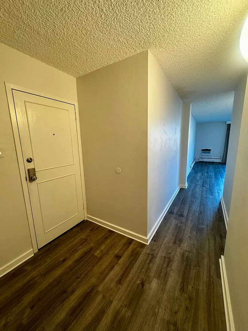 Updated 2-bed/2-bath open-concept condo with Mountain views w/ AC — Photo 3