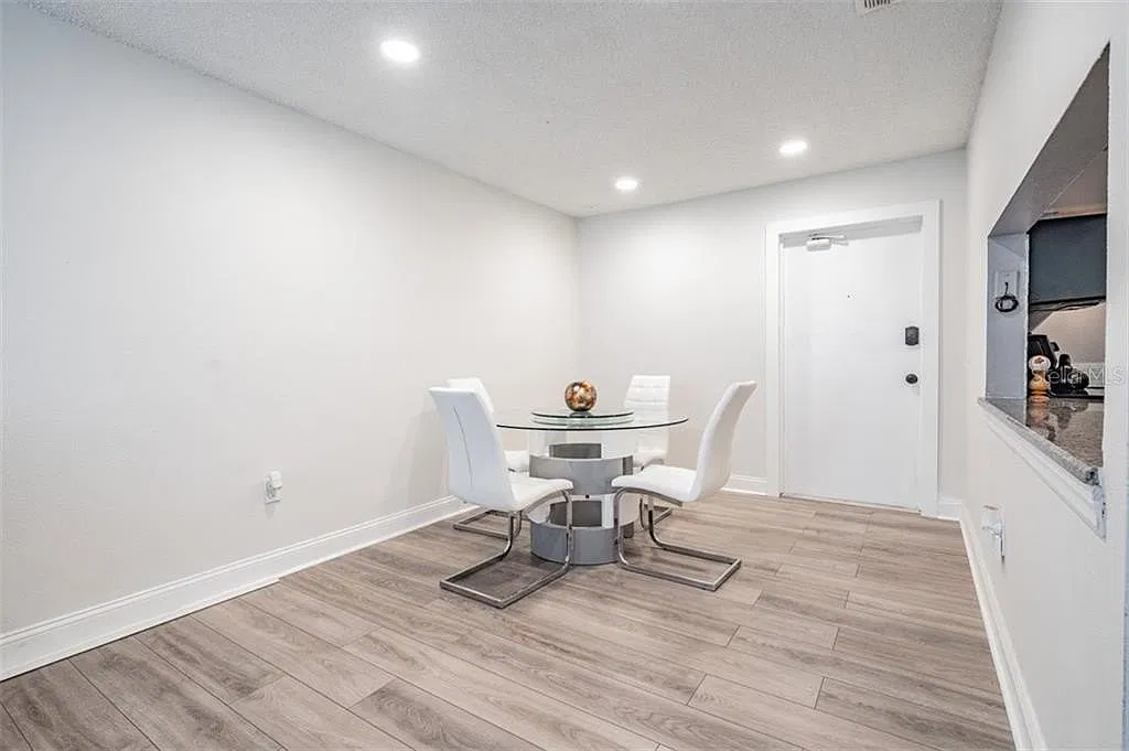 2 bed, 1.5 bath, 884 sqft, $2,100 — Photo 4