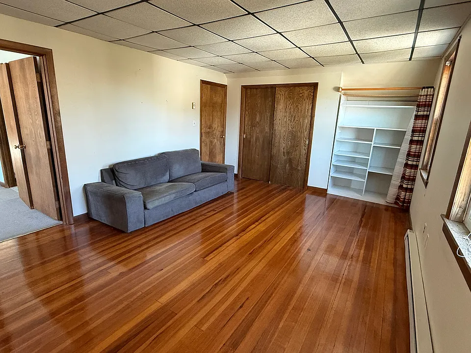 Living room (20'2" x 12'2")