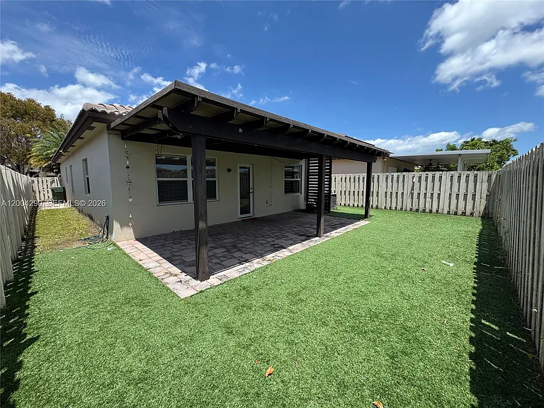 2653 NE 3rd Ct — Photo 7