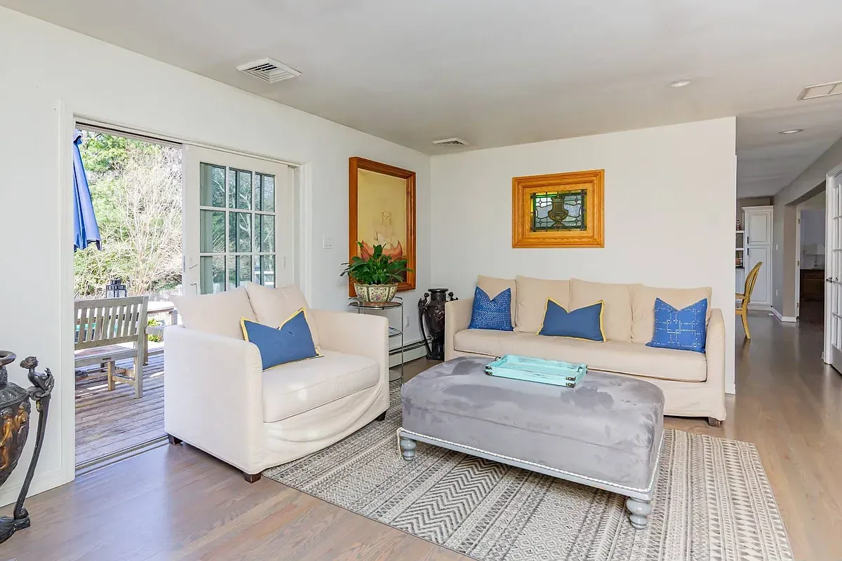 Experience Tranquility in East Hampton's Chic Ranch Oasis! — Photo 2