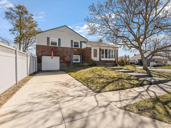 2 Fern Place, Plainview, NY 11803