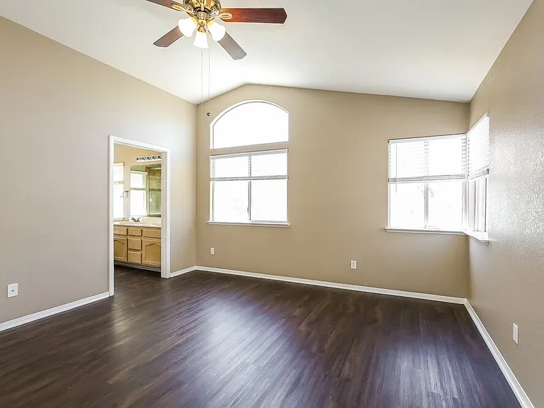 2317 Homeland St — Photo 10
