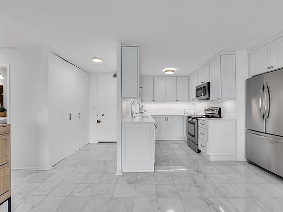 2nd image of 5855 N Sheridan Rd APT 21J