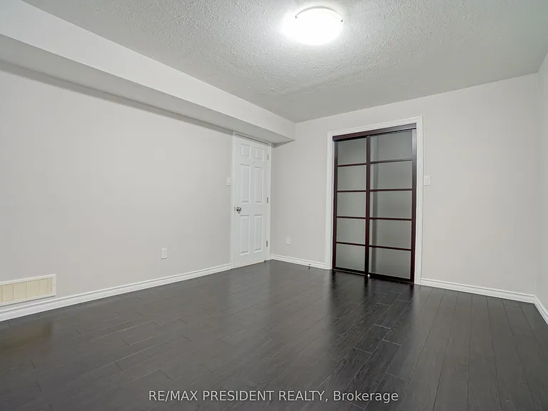 1565 Mickleborough Ct — Photo 37