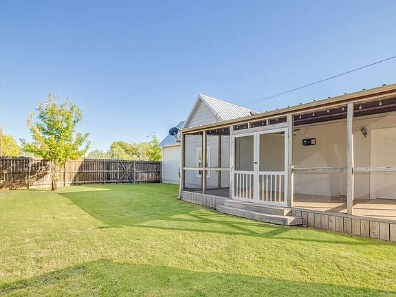 3rd image of 1002 S 6th