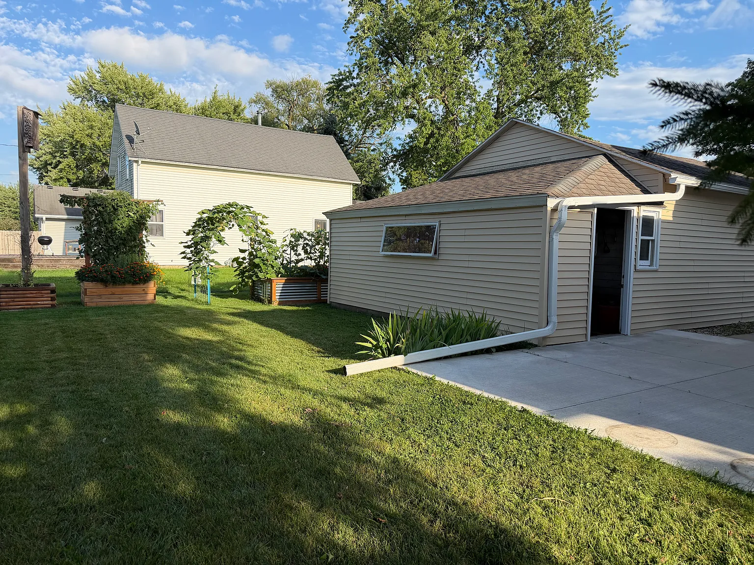 3 bed, 1100 sqft, $1,850 — Photo 2