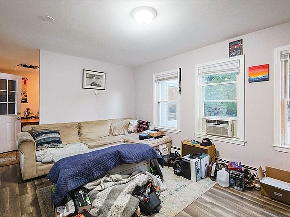 5th image of 261 Stone St