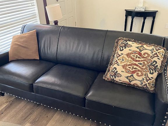 Large living room w/blinds