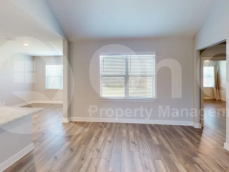 904 Emerson Dr — Photo 6