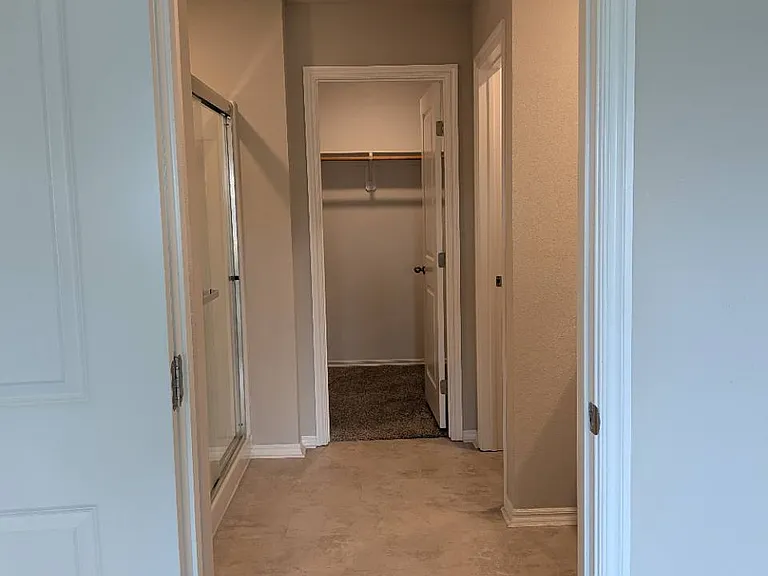 512 Comanche Dr — Photo 3