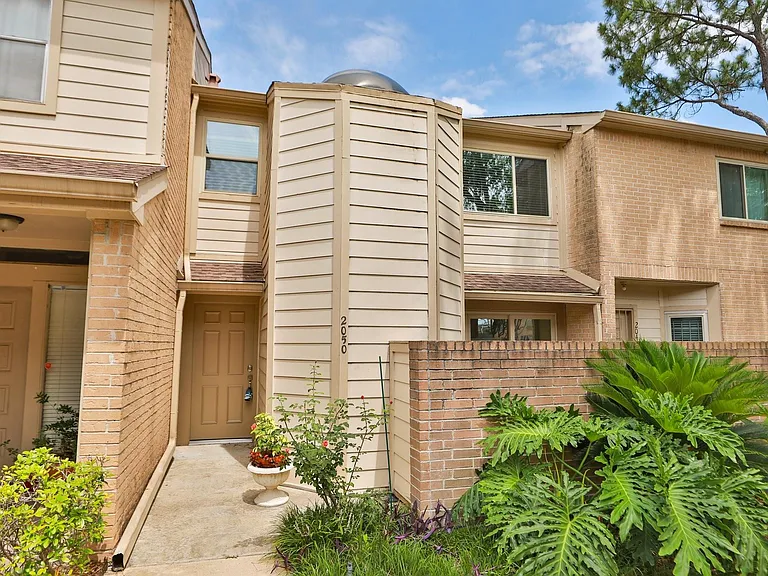 2050 Augusta Dr — Photo 1
