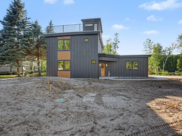 8135 Island Ct, Stanwood, MI 49346