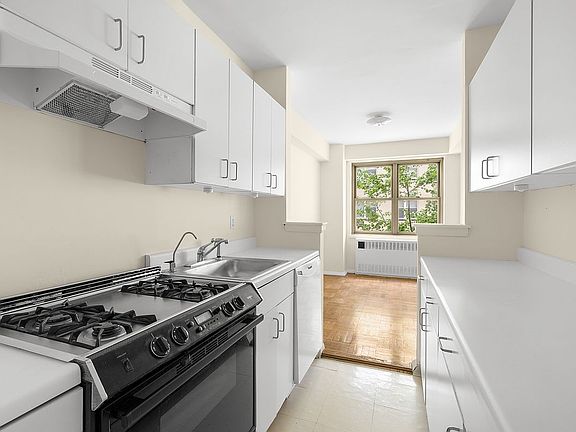4th image of 415 E 52nd St APT 3AB