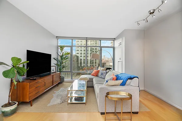 Rented by R New York | media 2