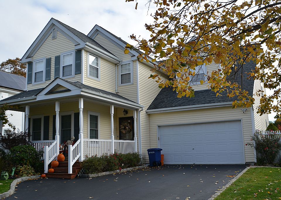1st image of 8 Coventry Ln