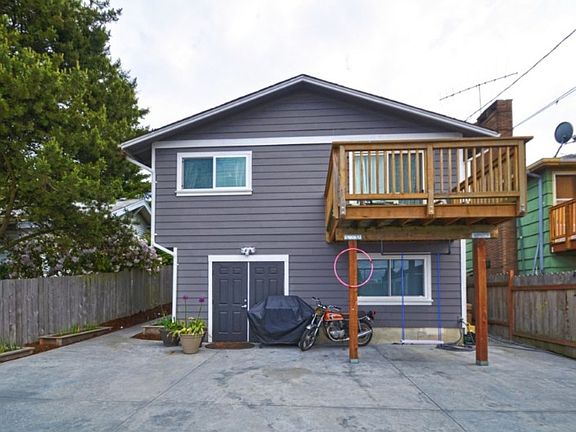 Private and fully fenced in back yard, enjoy the sunset on the deck off of the master bedroom