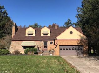 1379 Ridgeview Dr, Seven Hills, OH 44131