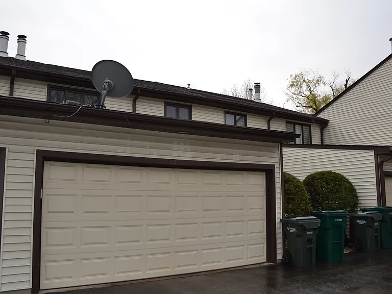 786 Greenwood Rd — Photo 2