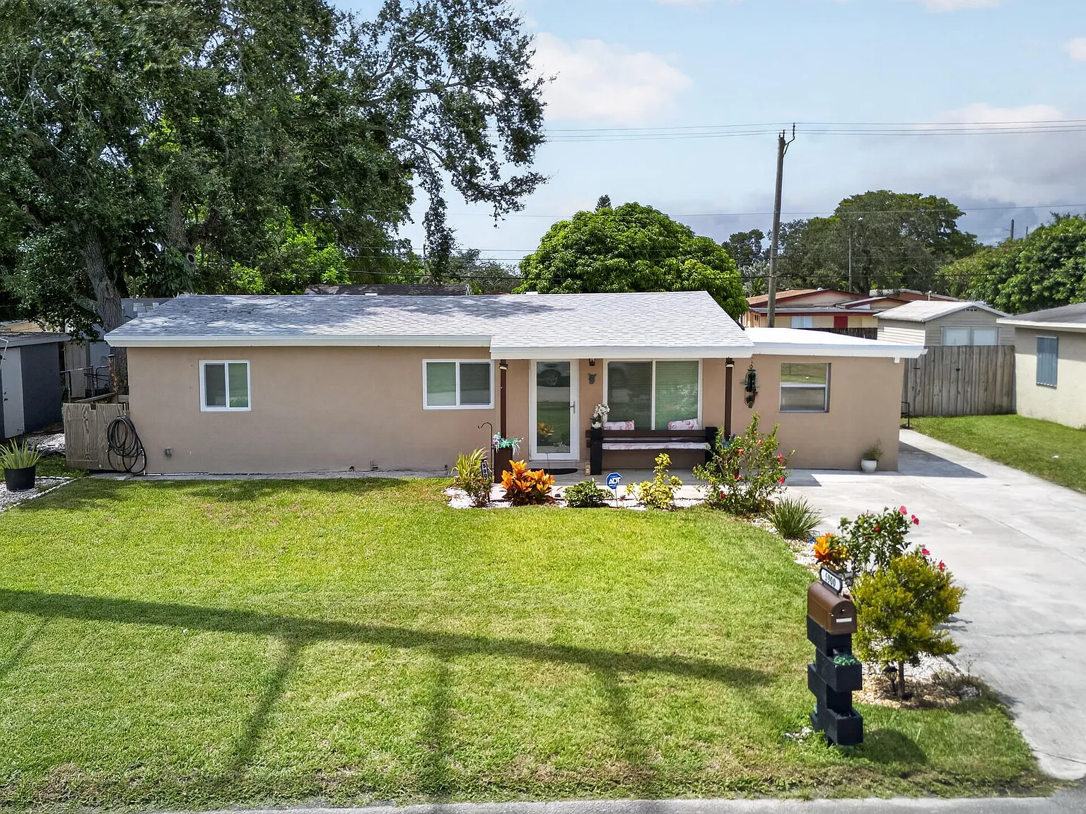 3 bed, 1.0 bath, 1210 sqft, $2,800 — Photo 1