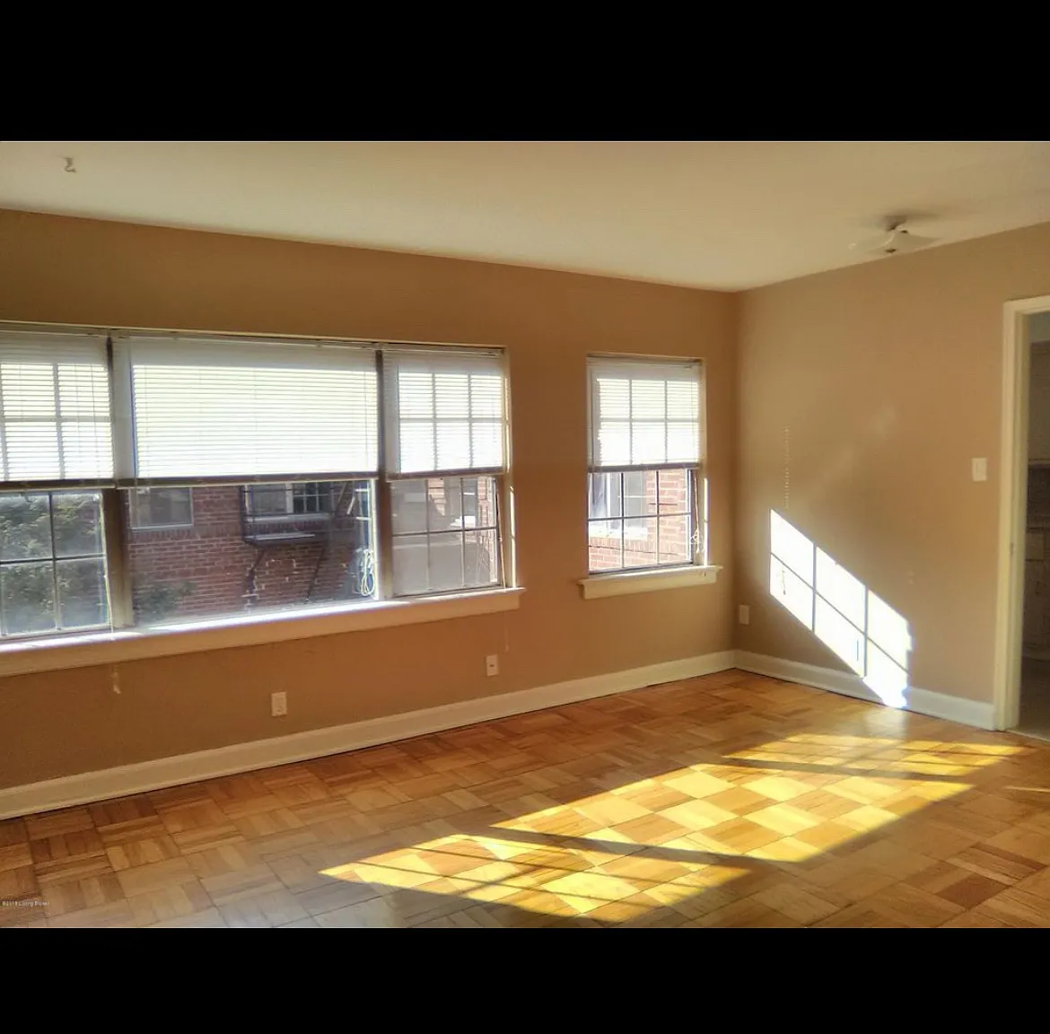 1327 Everett Ave — Photo 2