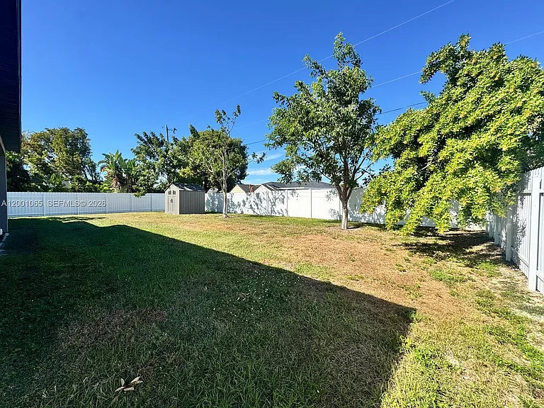 209 SE 26th Ter — Photo 6