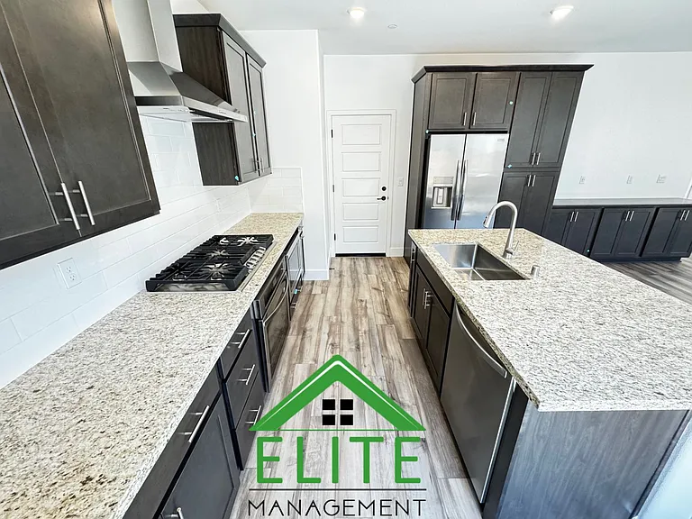 3485 Hampton Dr — Photo 6