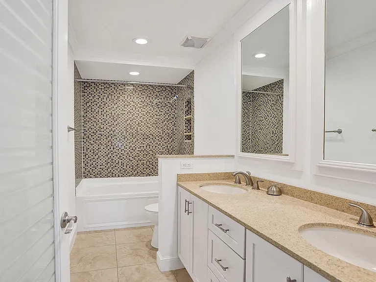 1330 NW 13th St #3 — Photo 35