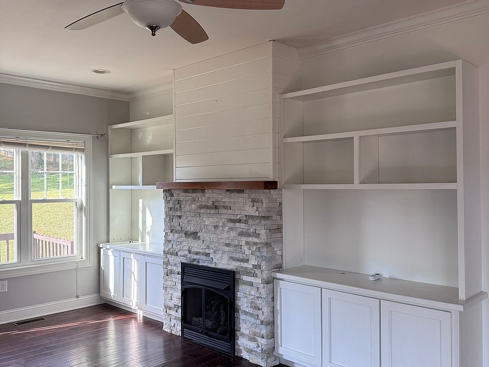 1st image of 433 Summers St NE