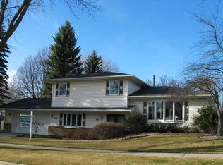 1003 Darwin Dr, Grand Forks, ND 58203