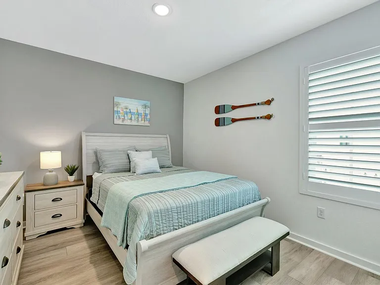 601 NE Waters Edge Ln — Photo 38