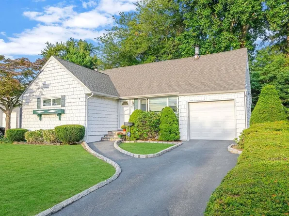 13 Jane Drive, North Babylon, NY 11703