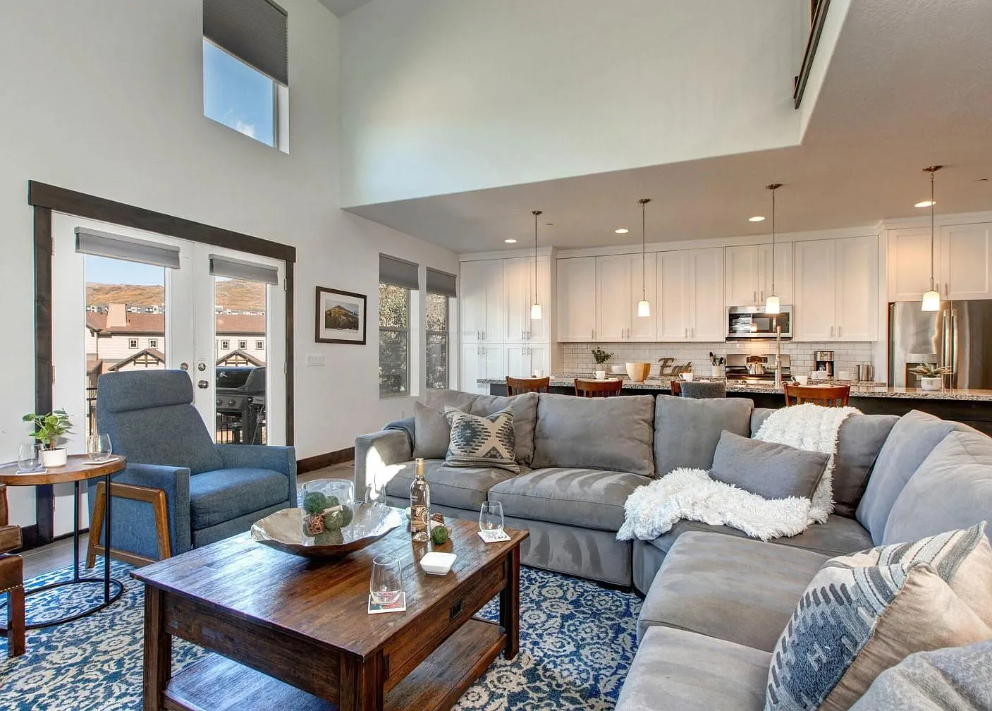 5 bed, 3000 sqft, $5,999 — Photo 2