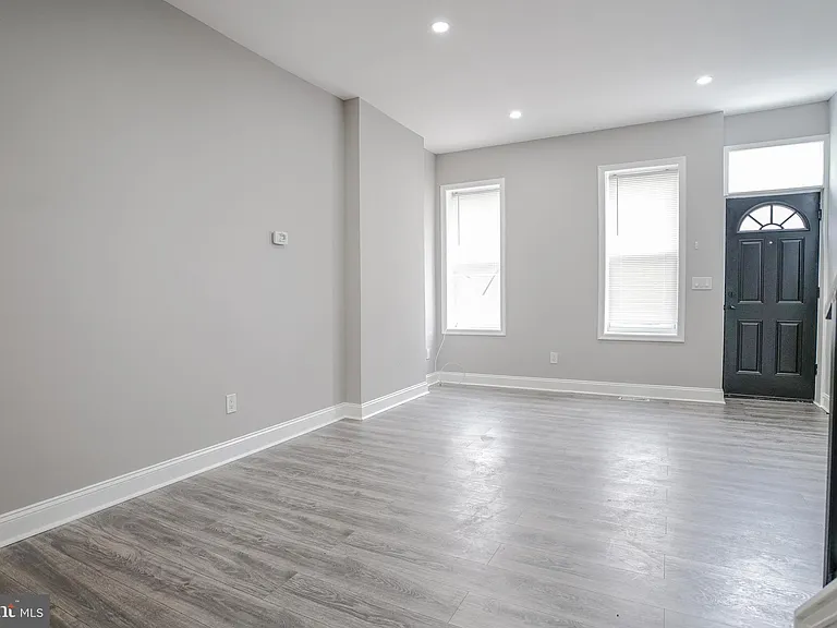 1535 W Seltzer St — Photo 11