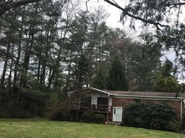 21 Foxfire Ln, Hendersonville, NC 28739