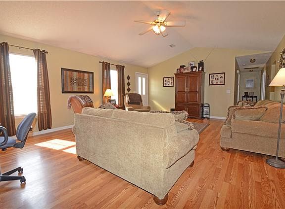 3rd image of 2015 Ravenwood Dr