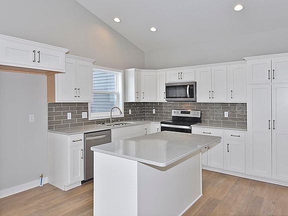 5th image of 639 Birchwood Ln SE
