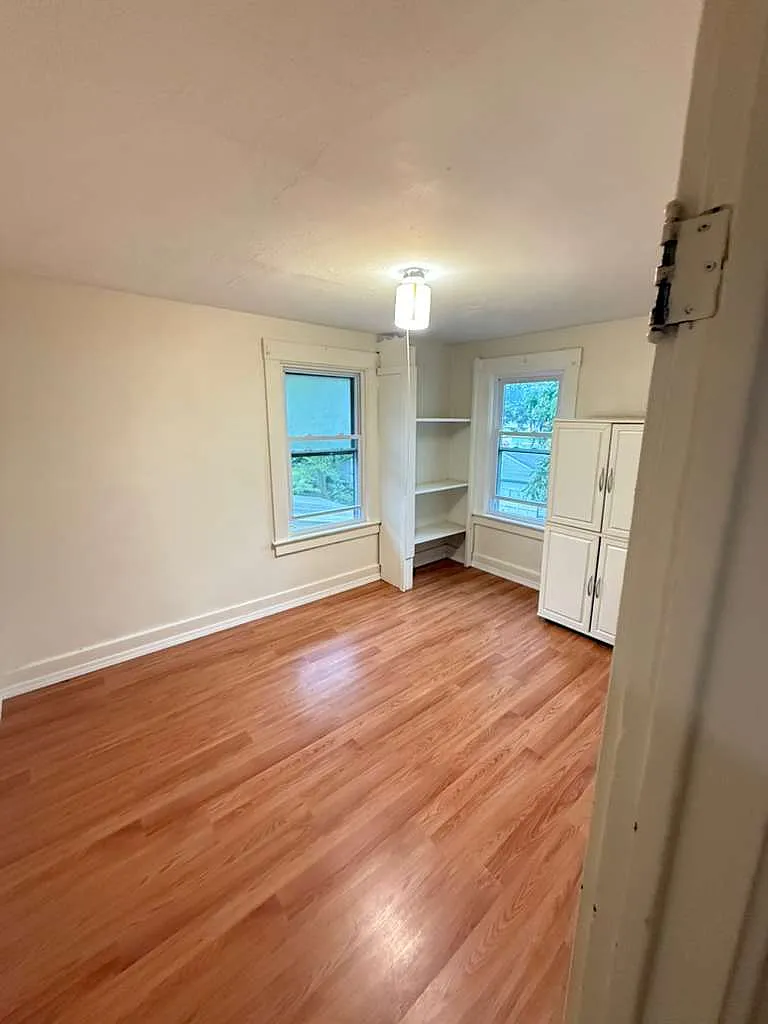 3 bed, 1100 sqft, $1,300 — Photo 2
