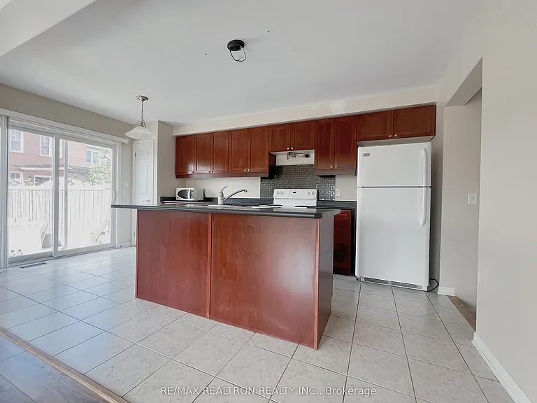 222 Dougherty Cres — Photo 6