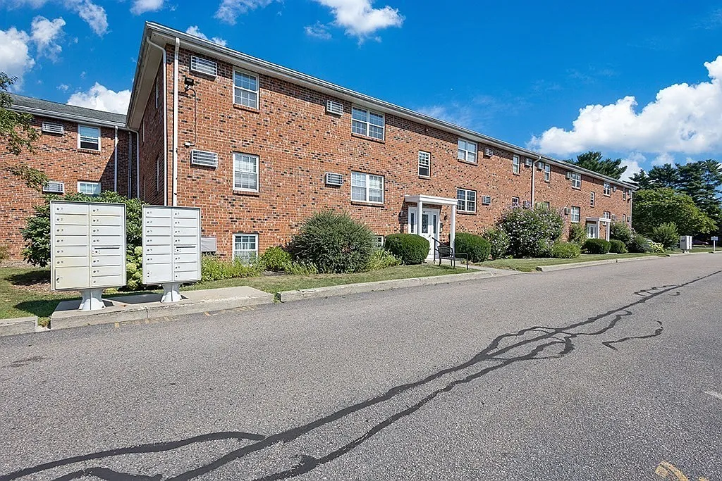 2 bed, 1.0 bath, 830 sqft, $2,300 — Photo 3