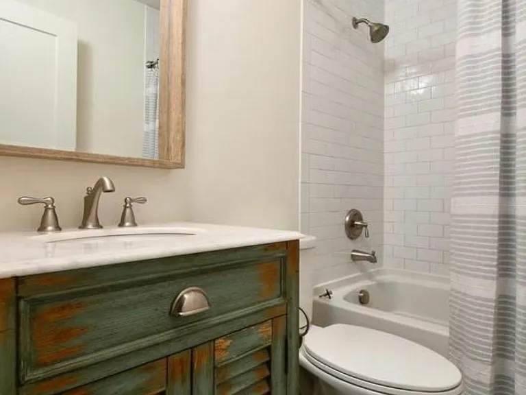 Main floor full bathroom