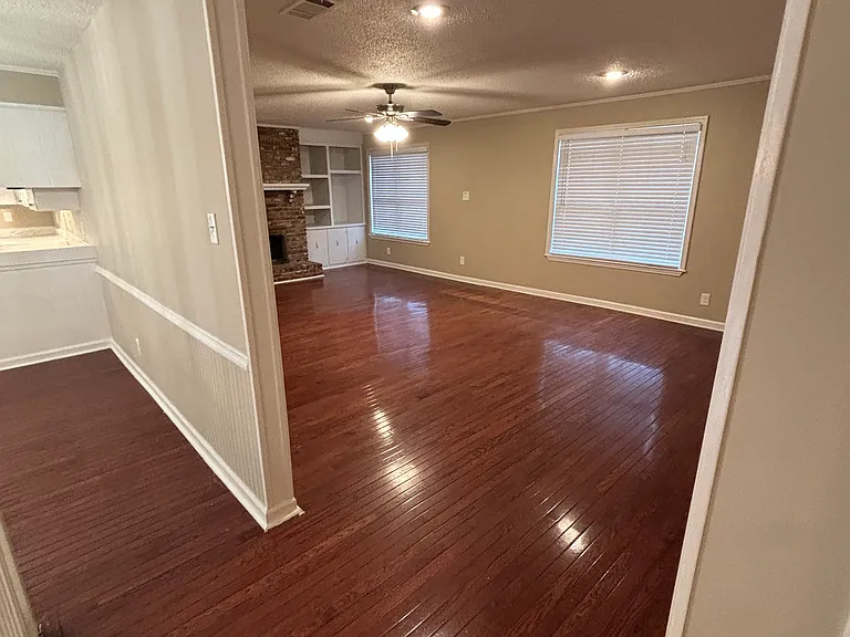 322 E Lee Ave — Photo 3