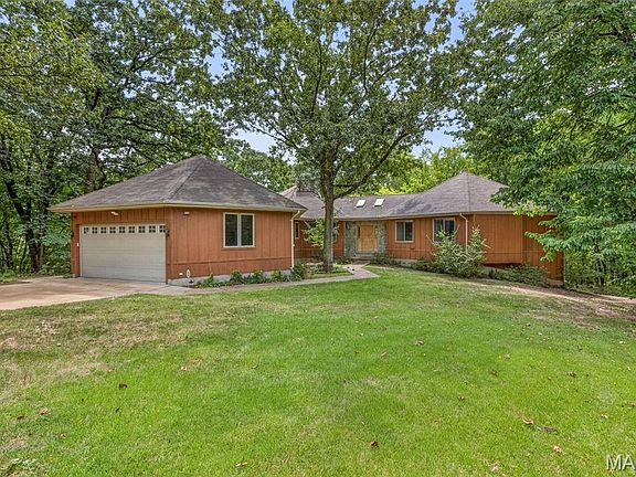 3rd image of 744 Mound Rd